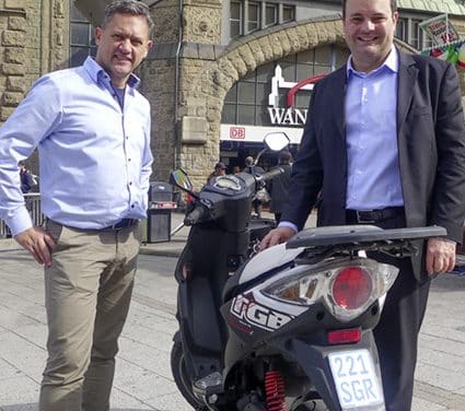 Nie wieder schrauben.  Selbstklebende Mofa-Kennzeichen
